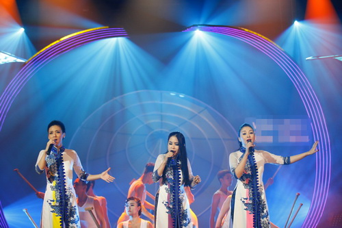 Siu Black in hình quốc kỳ lên má - 15