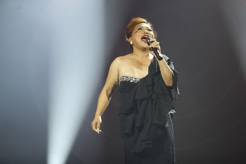 Siu Black in hình quốc kỳ lên má - 2