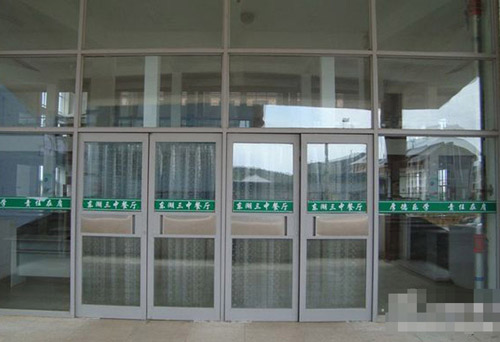 Bắt học sinh đứng để ăn cho nhanh - 3