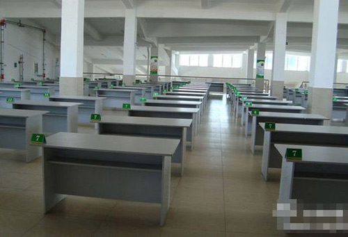 Bắt học sinh đứng để ăn cho nhanh - 2