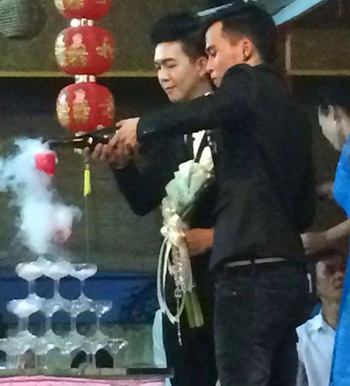 Cặp đôi đồng tính thích làm từ thiện - 2