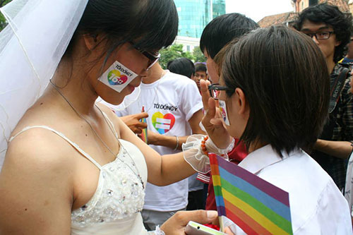 Hàng loạt cặp đôi đồng tính cầu hôn giữa phố Sài Gòn - 2