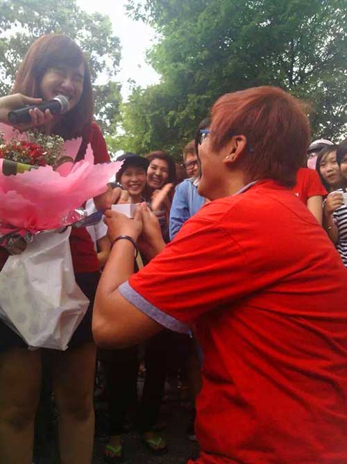 Hàng loạt cặp đôi đồng tính cầu hôn giữa phố Sài Gòn - 3