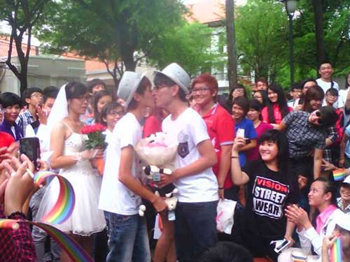 Hàng loạt cặp đôi đồng tính cầu hôn giữa phố Sài Gòn - 4