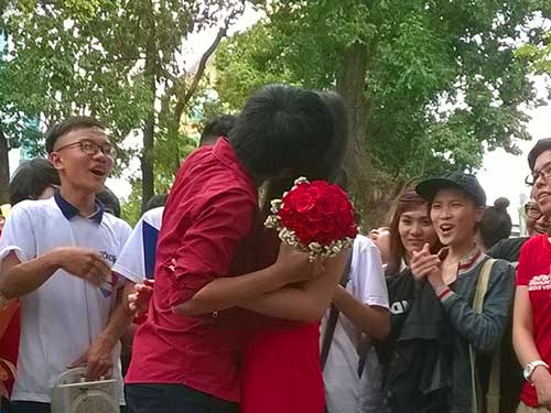 Hàng loạt cặp đôi đồng tính cầu hôn giữa phố Sài Gòn - 5