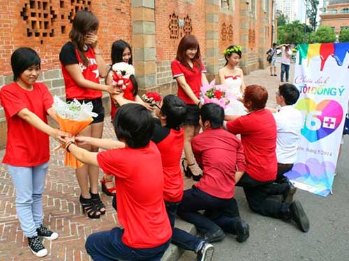 Hàng loạt cặp đôi đồng tính cầu hôn giữa phố Sài Gòn - 7