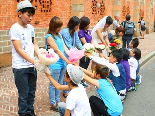 Hàng loạt cặp đôi đồng tính cầu hôn giữa phố Sài Gòn - 8