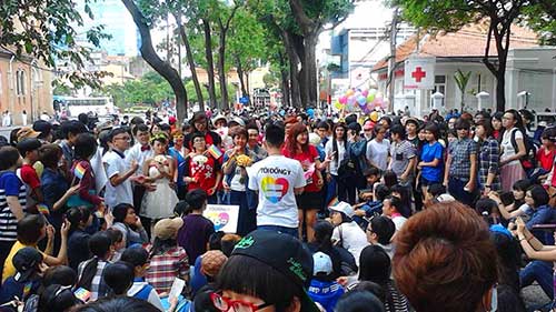 Hàng loạt cặp đôi đồng tính cầu hôn giữa phố Sài Gòn - 1