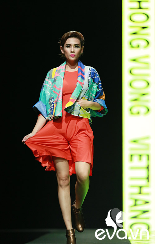 Hoàng yến lộ điểm nhạy cảm trên sàn catwalk - 2