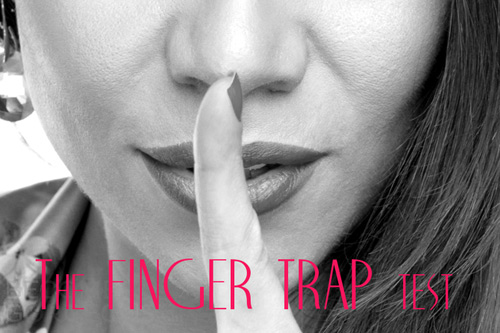 Dùng ngón tay kiểm tra độ xinh, xấu - 1