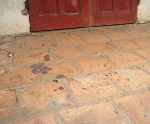 Nhân chứng kể lại vụ bố chồng trút quot;mưa daoquot; vào con dâu - 2