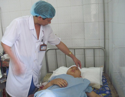 Nhân chứng kể lại vụ bố chồng trút quot;mưa daoquot; vào con dâu - 3