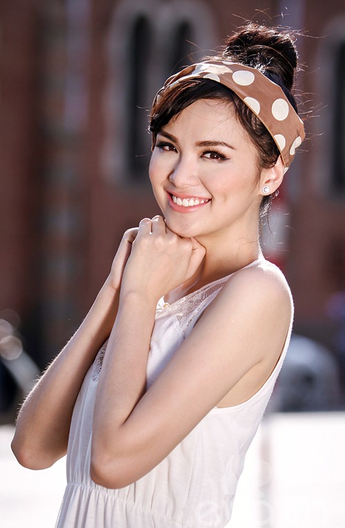 Thời trang đường phố giản dị của HH Diễm Hương - 15