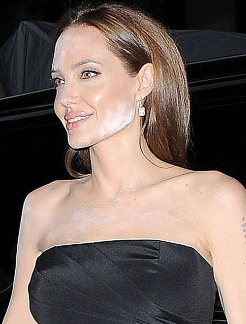 Angelina Jolie lộ gương mặt loang lổ phấn - 4