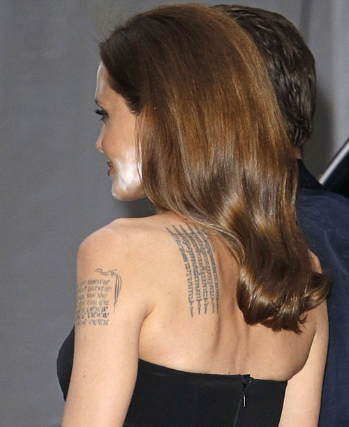 Angelina Jolie lộ gương mặt loang lổ phấn - 6