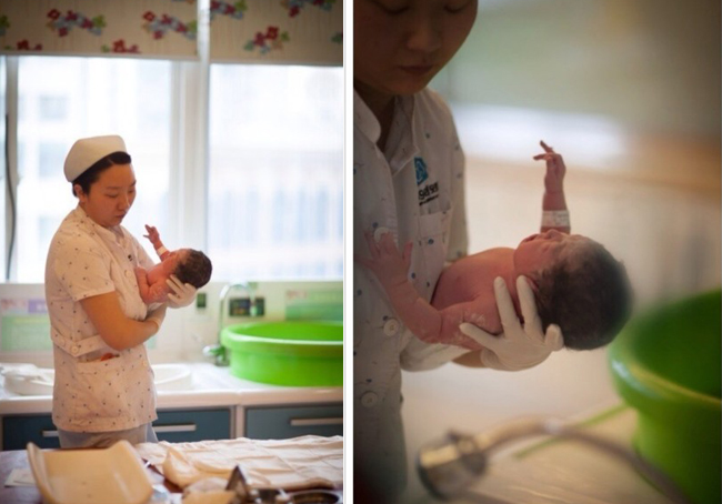 Y tá đang vệ sinh cơ thể cho bé sơ sinh.
