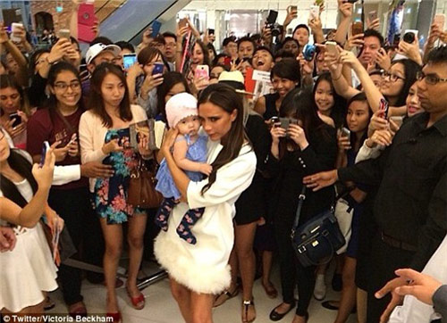 Victoria Beckham ‘lùn tịt’ tại Singapore - 3