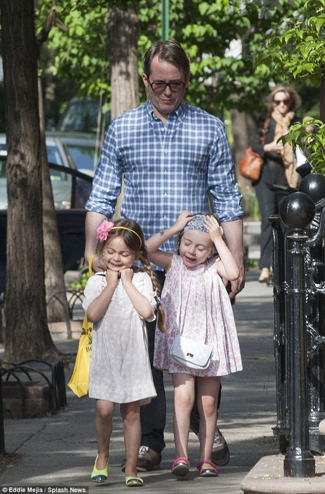 Matthew Broderick bên hai cô con gái đáng yêu.
