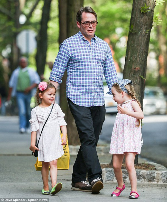 Matthew Broderick luôn để mắt tới hai cô công chúa nhỏ.
