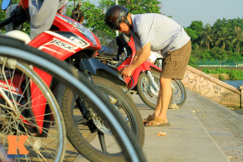 Đầu hè, người HN rủ nhau quot;giải nhiệtquot; ở hồ Tây - 3