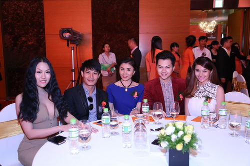 Linh Nga, Kỳ Duyên đẹp quot;bất phân thắng bạiquot; - 16