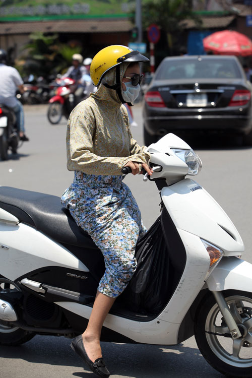 Hà Nội nắng 38°C: Chị em bịt bùng ra phố! - 10
