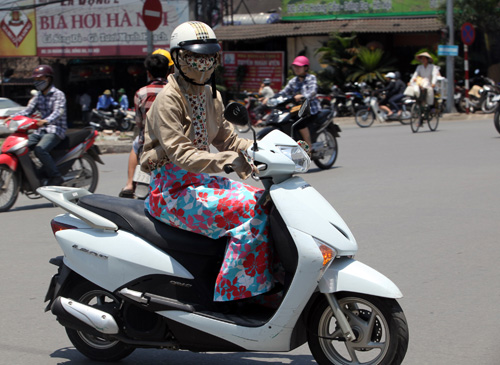 Hà Nội nắng 38°C: Chị em bịt bùng ra phố! - 11