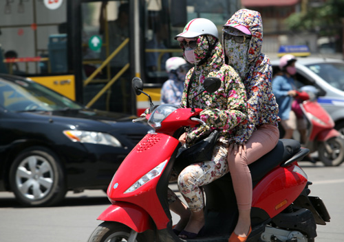 Hà Nội nắng 38°C: Chị em bịt bùng ra phố! - 12