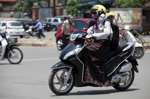 Hà Nội nắng 38°C: Chị em bịt bùng ra phố! - 13