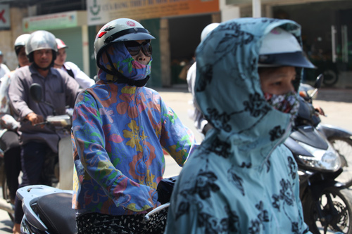 Hà Nội nắng 38°C: Chị em bịt bùng ra phố! - 14