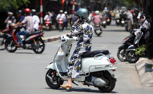 Hà Nội nắng 38°C: Chị em bịt bùng ra phố! - 16