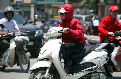 Hà Nội nắng 38°C: Chị em bịt bùng ra phố! - 18