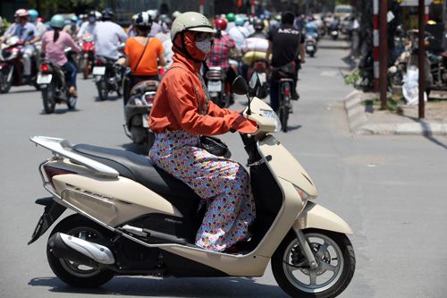 Hà Nội nắng 38°C: Chị em bịt bùng ra phố! - 19