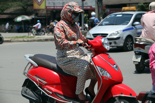 Hà Nội nắng 38°C: Chị em bịt bùng ra phố! - 20