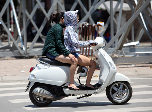 Hà Nội nắng 38°C: Chị em bịt bùng ra phố! - 5