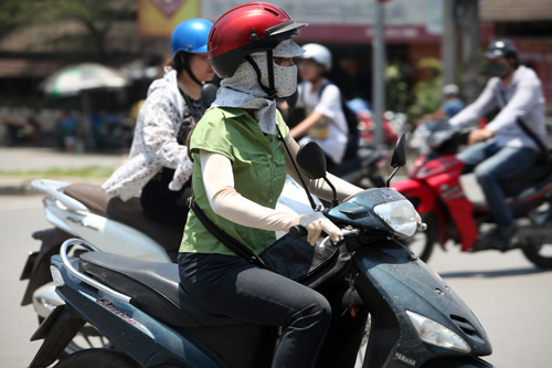 Hà Nội nắng 38°C: Chị em bịt bùng ra phố! - 6