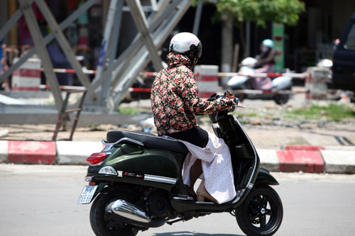 Hà Nội nắng 38°C: Chị em bịt bùng ra phố! - 7