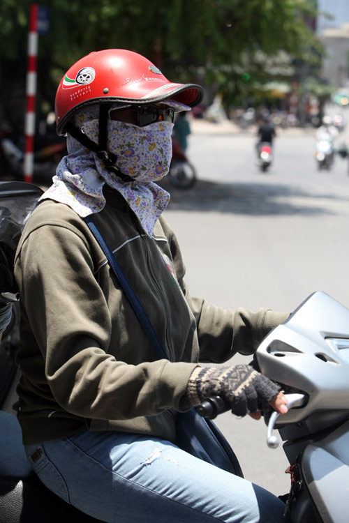 Hà Nội nắng 38°C: Chị em bịt bùng ra phố! - 8
