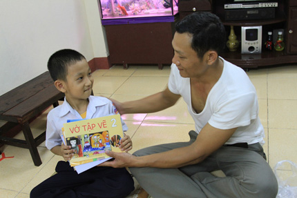 Vợ cảnh sát biển mong chồng vững vàng nơi đầu sóng - 2