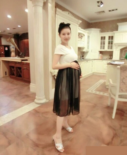 Chăm đắp mặt nạ, da mẹ trắng nõn nà - 4