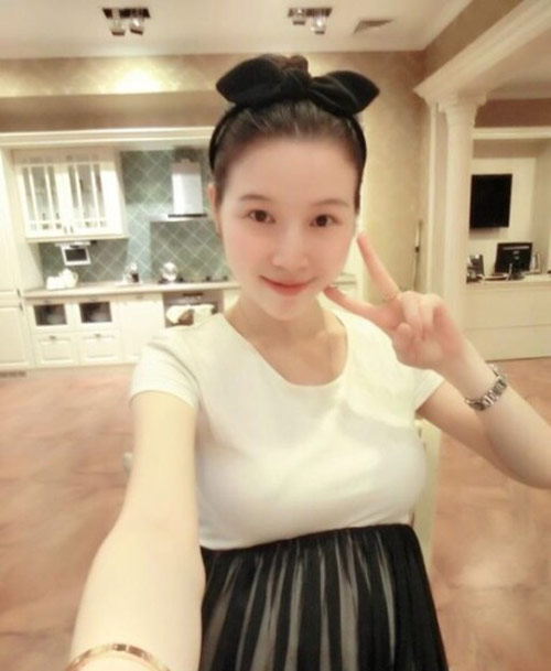 Chăm đắp mặt nạ, da mẹ trắng nõn nà - 1