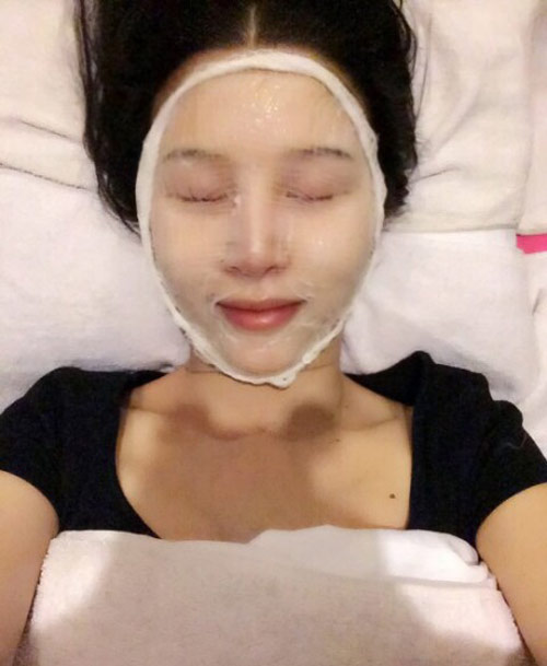Chăm đắp mặt nạ, da mẹ trắng nõn nà - 3