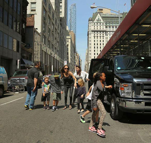 Angelina Jolie vất vả trông chừng các con - 1