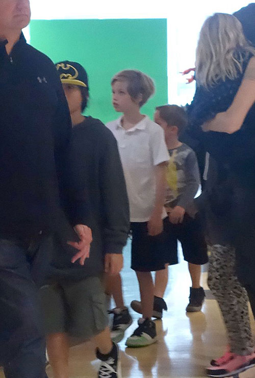 Angelina Jolie vất vả trông chừng các con - 9