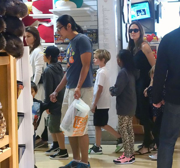 Angelina Jolie vất vả trông chừng các con - 11