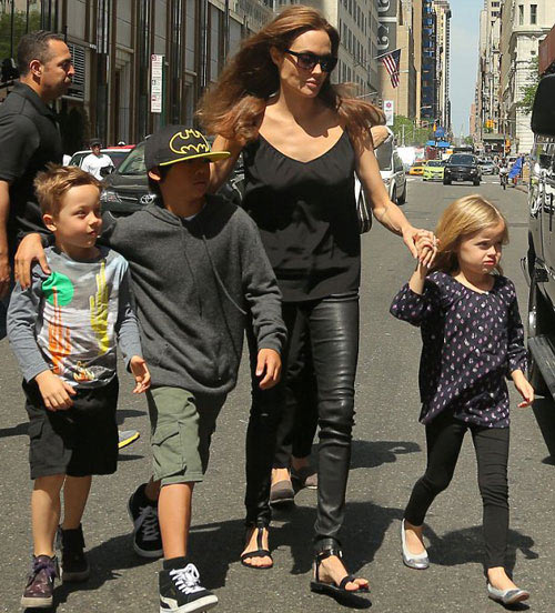 Angelina Jolie vất vả trông chừng các con - 2