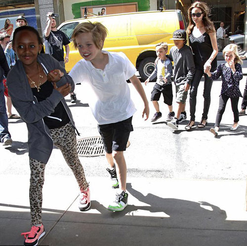 Angelina Jolie vất vả trông chừng các con - 3