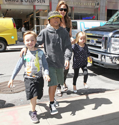 Angelina Jolie vất vả trông chừng các con - 4