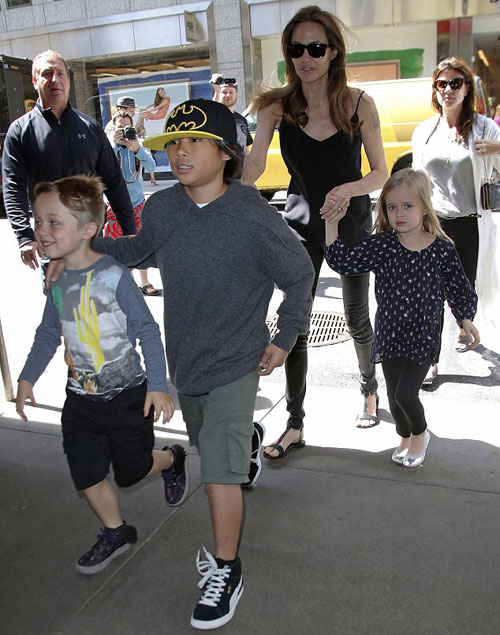 Angelina Jolie vất vả trông chừng các con - 5