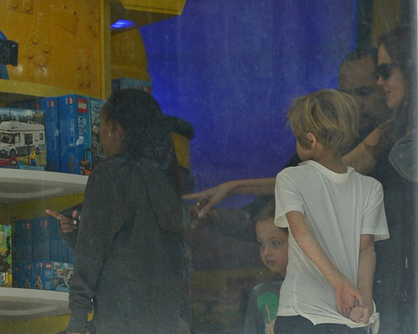 Angelina Jolie vất vả trông chừng các con - 7